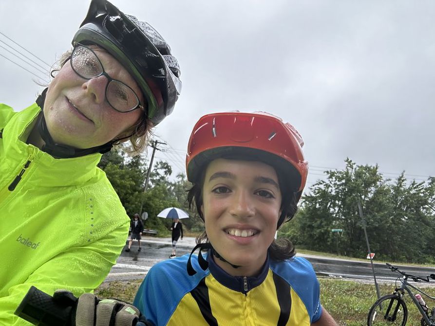 Riding in the rain 🌬️🚴🏻‍♀️🚴🏻‍♂️💦